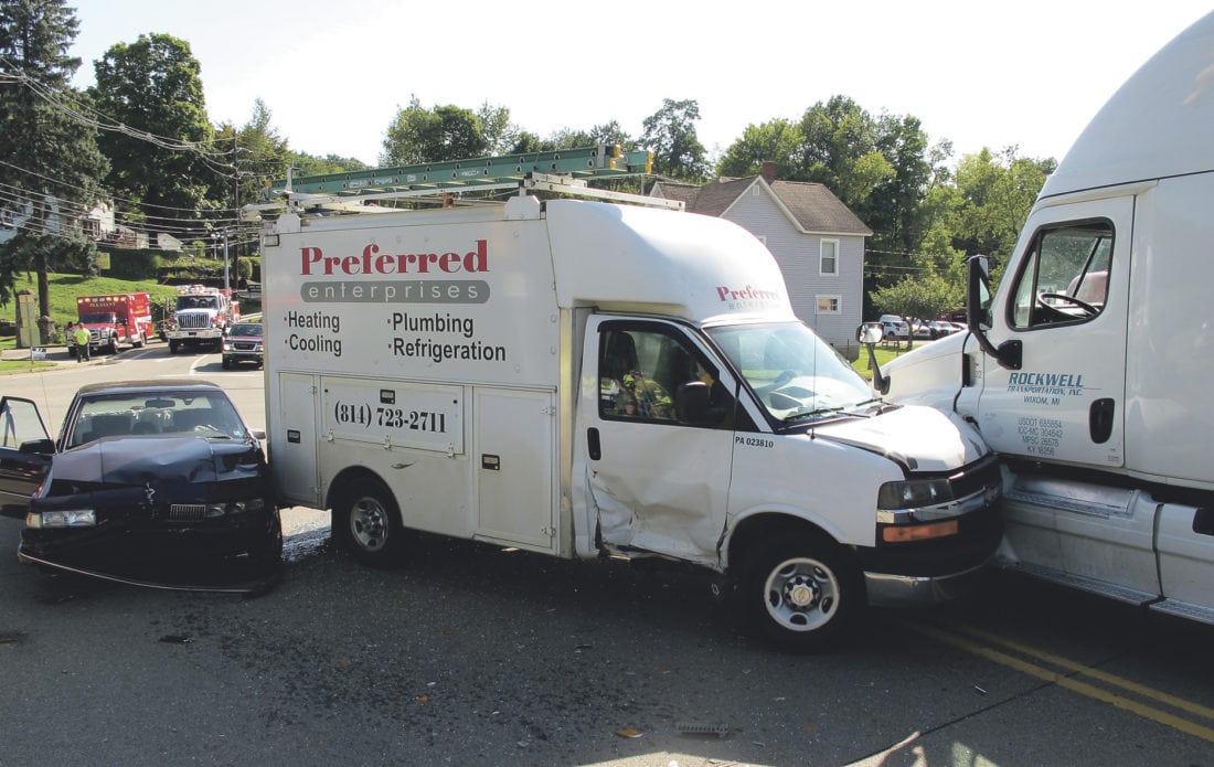 Threevehicle crash at 6 and Crescent News, Sports, Jobs Times Observer